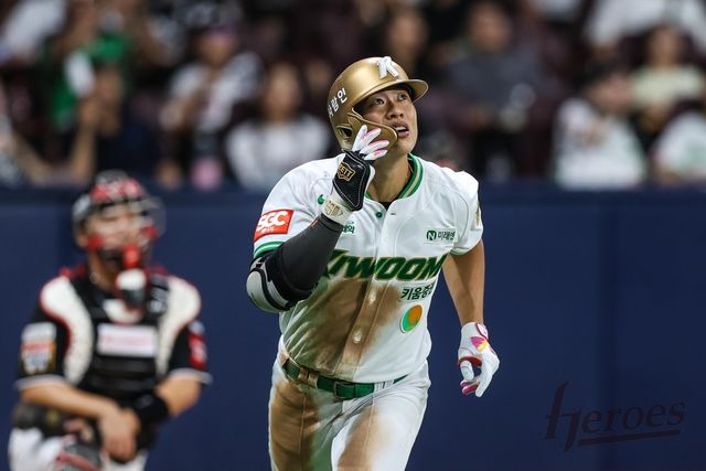 올 시즌 20번째 홈런 때리고 타구 바라보는 키움의 송성문