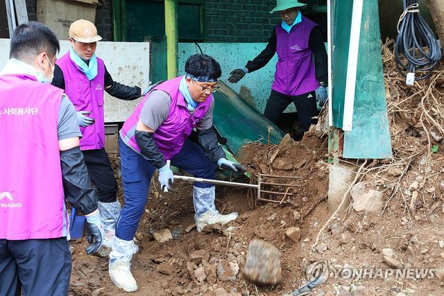 수해 복구에 힘 보태는 강원랜드 임직원들