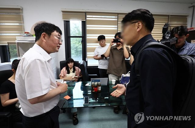 '신의한수' 신혜식 대표, 경찰에 휴대전화 임의제출