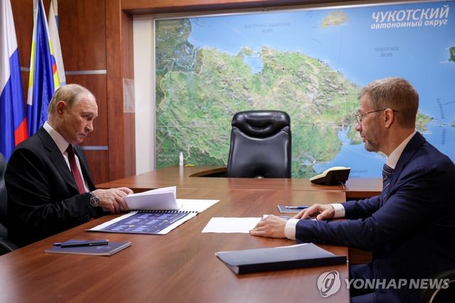 추코트카에서 지역 주지사 만난 푸틴 러시아 대통령
