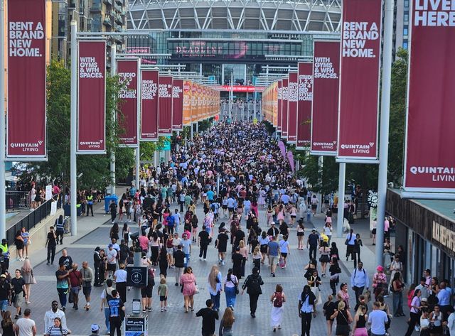 블랙핑크 런던 공연장에 줄지어 입장하는 관객들