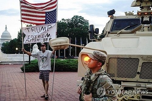 미 수도 워싱턴DC에 배치된 군 병력과 시위자