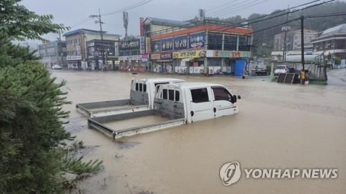 빗물에 잠긴 트럭