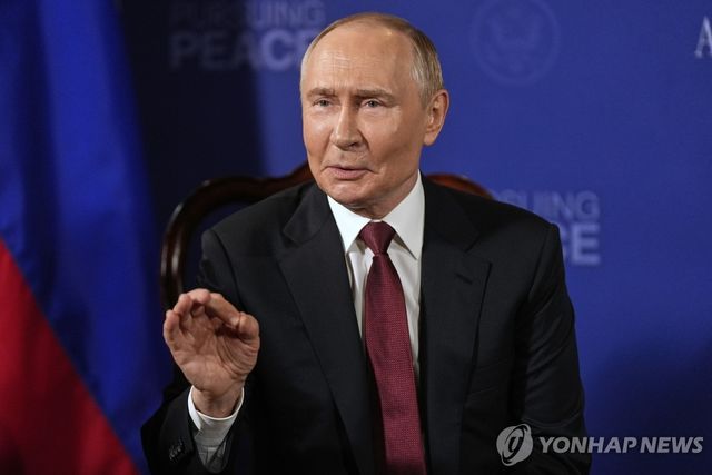 취재진 질문에 반응 보이는 푸틴 대통령