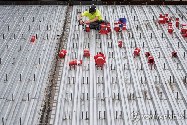미국 메인 주의 한 공사장에서 철강 제품을 조립하는 모습.[AP=연합뉴스. 재판매 및 DB 금지]