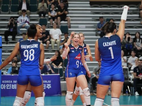 득점 후 기뻐하는 프랑스 여자배구 대표팀 선수들