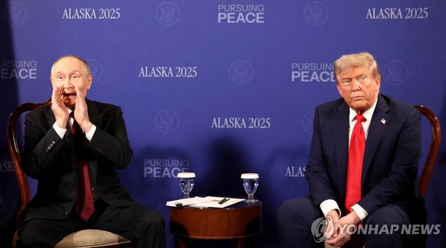 미러 정상회담장에서 취재진 질문에 반응보이는 푸틴 대통령