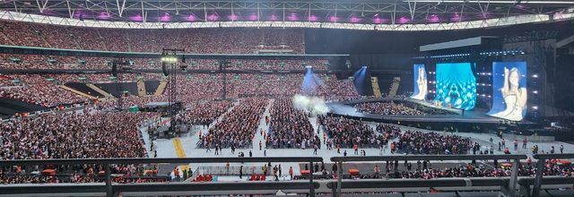 런던 웸블리 스타디움 무대 선 블랙핑크