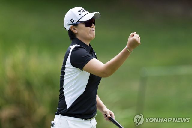 주먹 불끈 쥐는 이정은