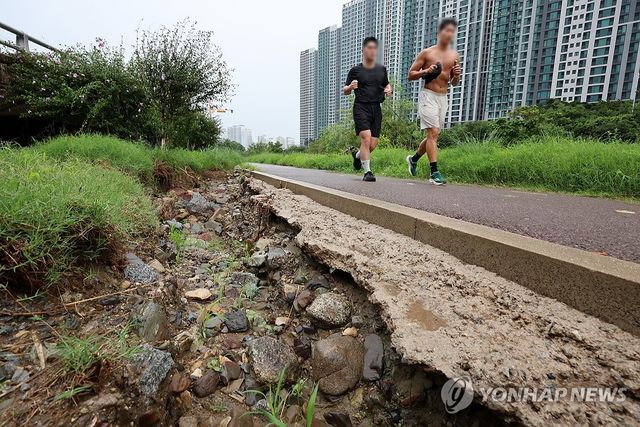 극한호우에 파헤쳐진 광주천변