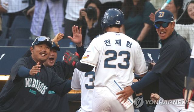 "오영수 만루홈런 잘했어"