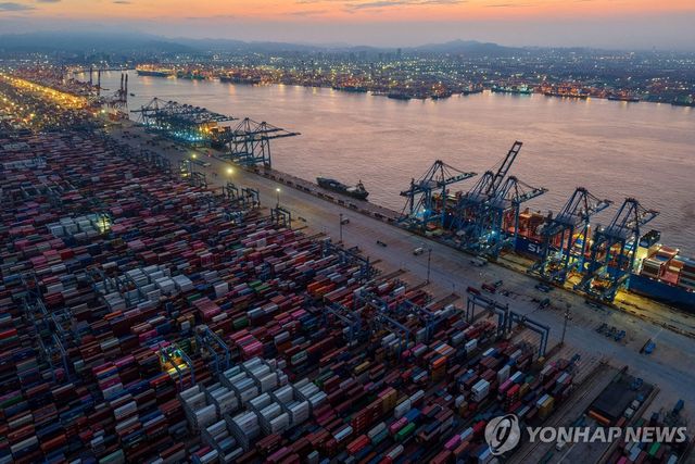 중국 칭다오 항의 컨테이너들