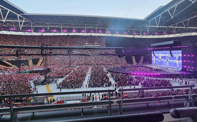 런던 웸블리 스타디움 무대 선 블랙핑크