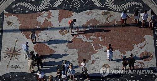 세계 지도로 장식된 포르투갈 리스본의 한 광장 [로이터 연합뉴스 자료사진. 재판매 및 DB 금지] 