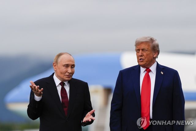 어깨 으쓱대는 푸틴 러시아 대통령