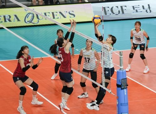 공방 벌이는 한국-일본 여자배구 대표팀 선수들