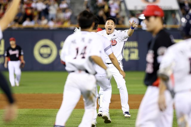 두산 김인태, 9회말 끝내기 2루타