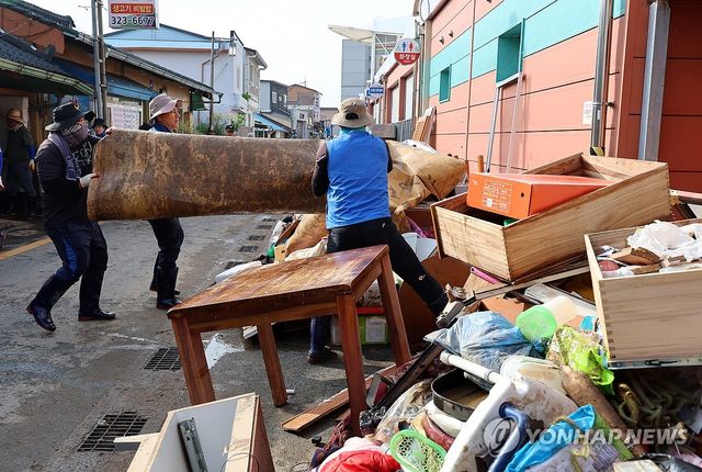피해 복구 자원봉사자들