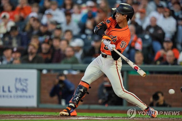 태극기를 배트에 새긴 이정후