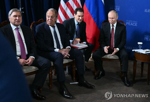 취재진 질문에 반응 보이는 푸틴 대통령