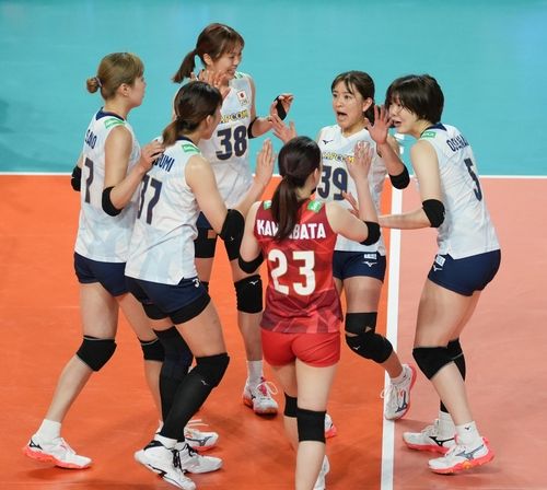 득점 후 기뻐하는 일본 여자배구 대표팀 선수들