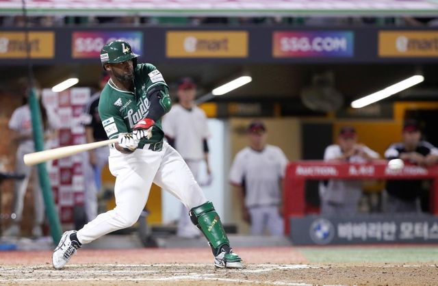 타격하는 에레디아