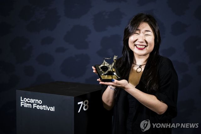 로카르노 국제영화제에서 신인감독상을 받은 세실리아 강 감독