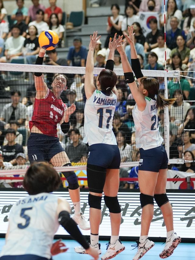 스파이크하는 한국 여자배구 대표팀의 육서영(붉은색 유니폼)