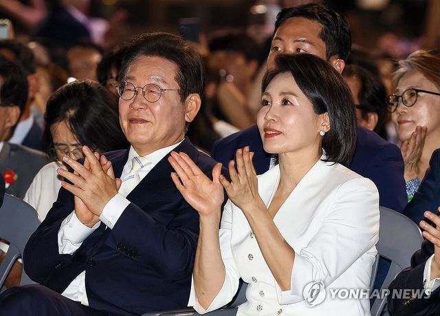 박수치는 이재명 대통령 부부