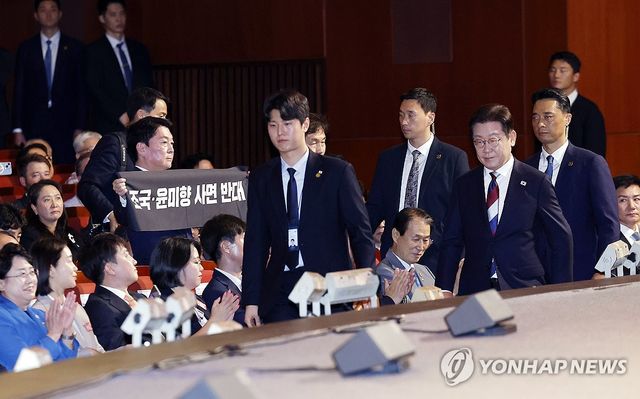 사면 반대 펼침막 든 안철수 의원