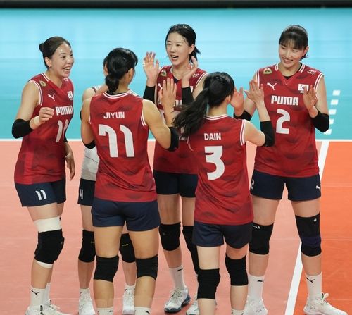 득점 후 기뻐하는 한국 여자배구 대표팀 선수들