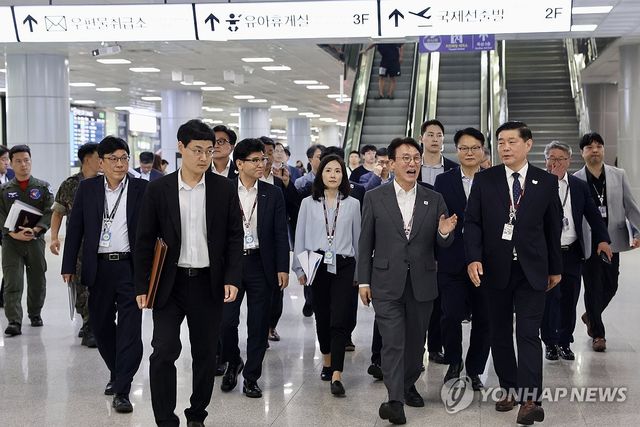 지난 6일 APEC 정상회의 준비 상황 점검차 김해국제공항 찾은 김민석 총리