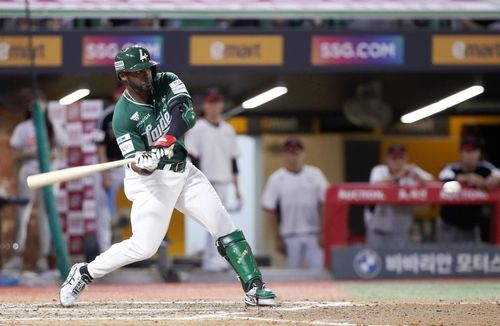 타격하는 에레디아