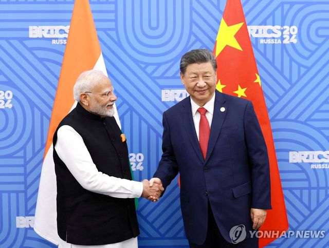 2024년 10월 러시아 카잔 브릭스 회의에서 만난 중국과 인도 정상