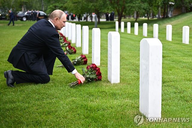 헌화하는 블라디미르 푸틴 러시아 대통령