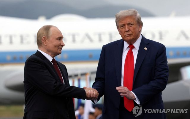 15일(현지시간) 블라디미르 푸틴 러시아 대통령(왼쪽)과 도널드 트럼프 미국 대통령이 미국 알래스카 엘먼도프-리처드슨 합동기지에서 열릴 정상회담에 참석하기 위해 도착한 뒤 활주로에서 포즈를 취하고 있다.[로이터=연합뉴스. 재판매 및 DB 금지]