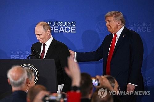 회견을 마친 푸틴 러시아 대통령(왼쪽)과 트럼프 미국 대통령