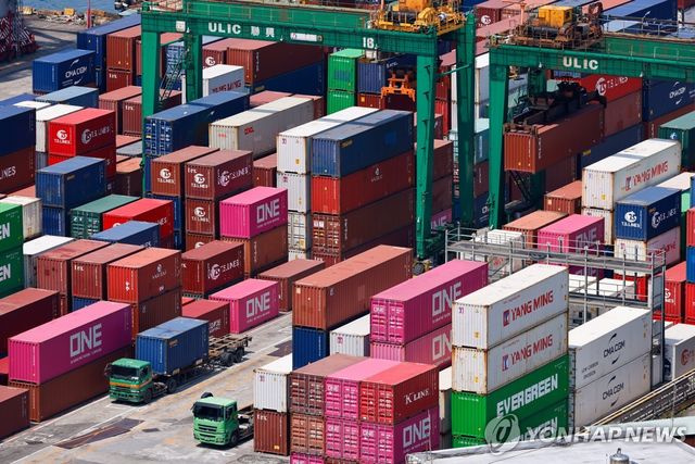 대만 지룽시 항구에서 선적을 기다리는 컨테이너들