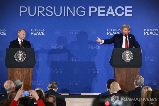 회담 후 기자회견하는 트럼프와 푸틴