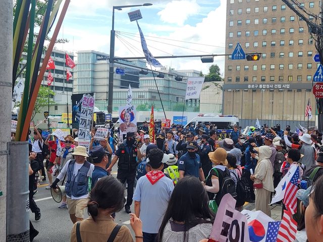 행진 과정에서 마주친 촛불행동 집회 참가자와 자유통일당 집회 참가자