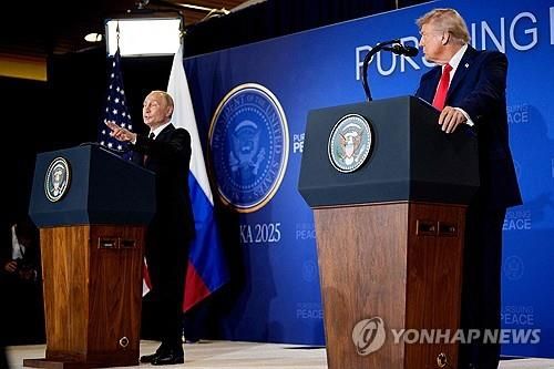 공동 기자회견 중인 푸틴 러시아 대통령(왼쪽)과 트럼프 미국 대통령