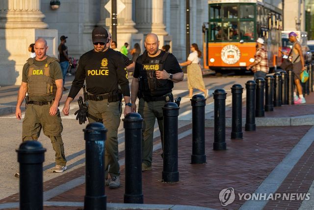 16일(현지시간) 미국 마약단속국(DEA) 요원들이 워싱턴DC 조지타운 거리를 순찰하는 모습.[AFP=연합뉴스. 재판매 및 DB 금지]