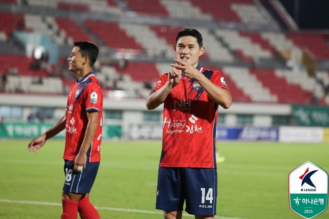 골 세리머니 하는 김천 이동경(14번).