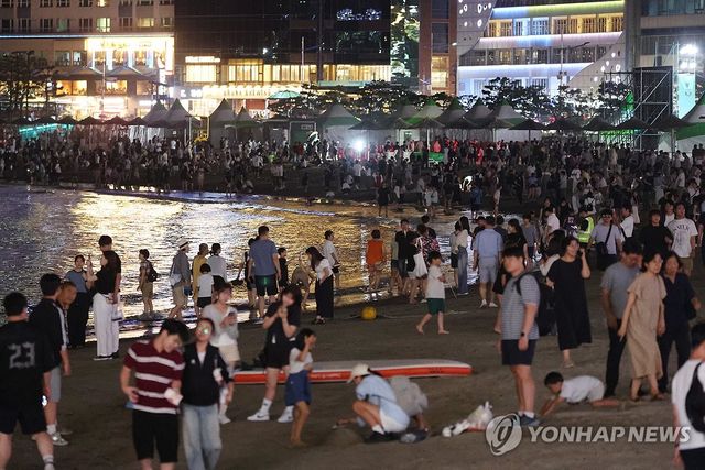 광안리서 무더위 식히는 시민, 관광객들