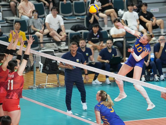 대회 마지막 경기인 스웨덴-일본전에서 강타를 날리는 스웨덴 하크 이자벨