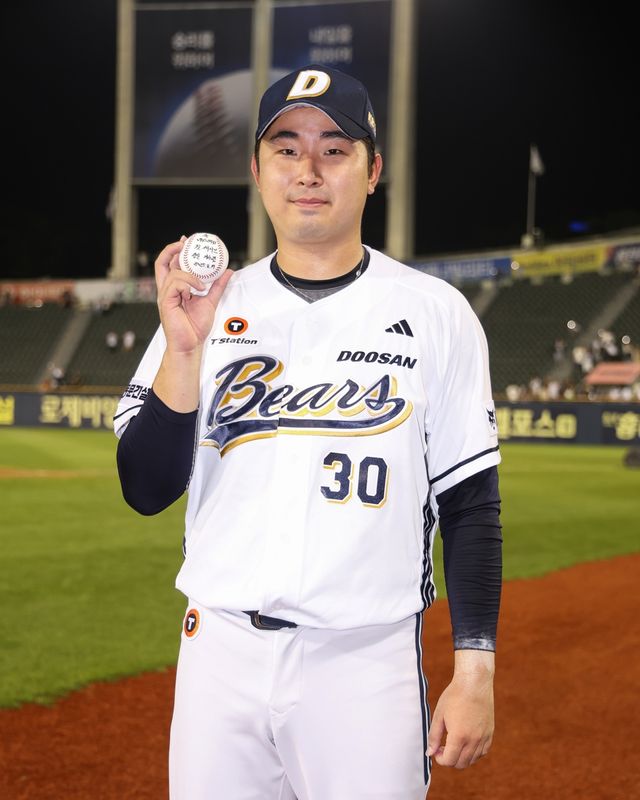 데뷔 첫 세이브 기념구를 든 두산 김정우.