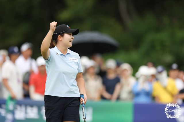 우승 퍼트를 마치고 주먹을 불끈 쥔 홍정민.