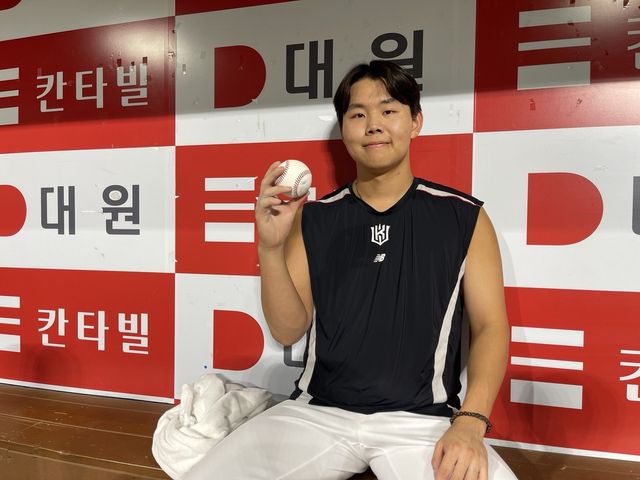 프로 데뷔 첫 세이브 기념구를 쥔 kt 소형준