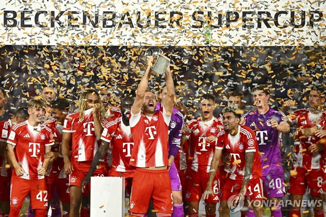 슈퍼컵 트로피 들어 올린 케인