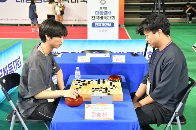 김현석(왼쪽)이 김정선을 꺾고 대통령배 최강부에서 우승했다.